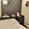 HOTEL K Omiya(さいたま市大宮区/ラブホテル)の写真『210号室 ベッド周辺（２）』by 午前３時のティッシュタイム