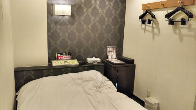 HOTEL K Omiya(さいたま市大宮区/ラブホテル)の写真『210号室 ベッド周辺（２）』by 午前３時のティッシュタイム