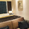 HOTEL GRANSKY（グランスカイ）(墨田区/ラブホテル)の写真『305号室 ベッド周辺（１）』by 午前３時のティッシュタイム