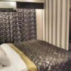 HOTEL GRANSKY（グランスカイ）(墨田区/ラブホテル)の写真『203号室 ベッド周辺（１）』by 午前３時のティッシュタイム