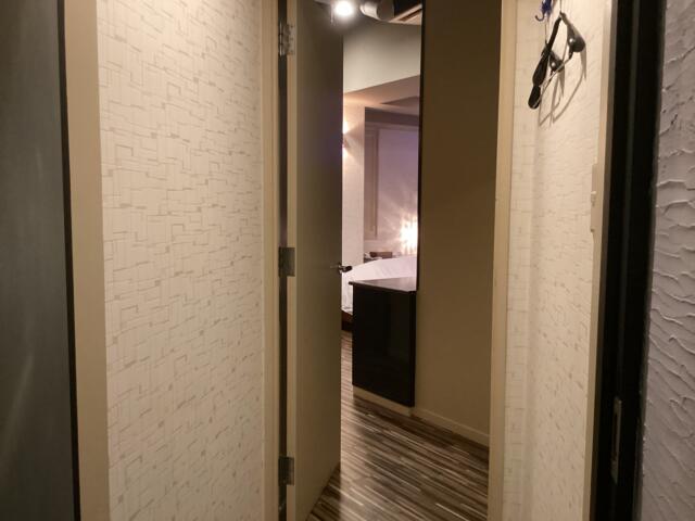 HOTEL CORE 池袋(豊島区/ラブホテル)の写真『403号室 前室から見た室内』by ACB48