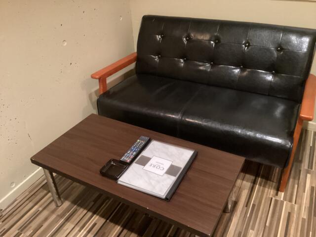 HOTEL CORE 池袋(豊島区/ラブホテル)の写真『403号室 テーブル、ソファ』by ACB48