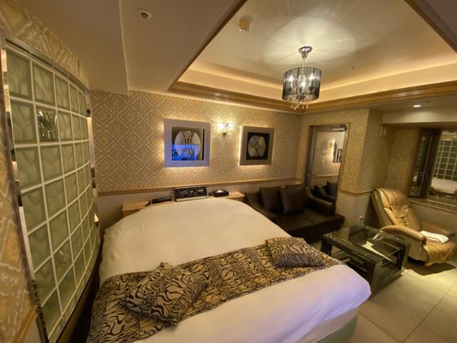 エンペラータワー石庭(新宿区/ラブホテル)の写真『802号室、入口側からベッド』by トマトなす