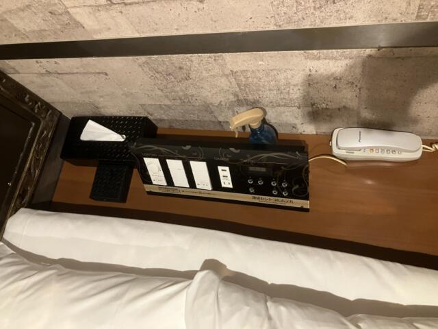 池袋セントラルホテル(豊島区/ラブホテル)の写真『417号室　ベッド⑦（ベッドヘッド部分：コンドーム・ティッシュ等備品）』by hireidenton