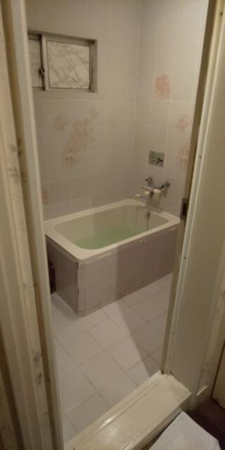 hotel SKY ROAD(豊島区/ラブホテル)の写真『306号室の浴室ですが、昔々の連れ込み宿風のタイル張り冬場は寒いかも？狭い！１人用かな？』by ヒロくん!
