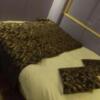 hotel SKY ROAD(豊島区/ラブホテル)の写真『306号室のベッドスペース、基本的にワンルーム設定かも？掃除はされていて汚くはないがベッドスペース他はめちゃめちゃ狭い！』by ヒロくん!