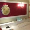 ホテル アラウダ新座(新座市/ラブホテル)の写真『305号室のベッドルーム、公式の案内も広く見えるが、満足するぐらいの広さで十分です』by ヒロくん!