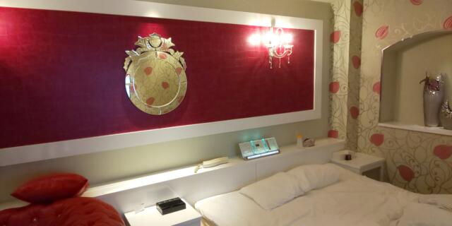 ホテル アラウダ新座(新座市/ラブホテル)の写真『305号室のベッドルーム、公式の案内も広く見えるが、満足するぐらいの広さで十分です』by ヒロくん!