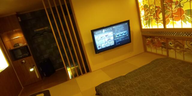 HOTEL BALS RESORT&SPA(川口市/ラブホテル)の写真『304号室のベッドスペースから、テレビ画面と入口付近の画像です、和調整の雰囲気で落ち着いてます。』by ヒロくん!