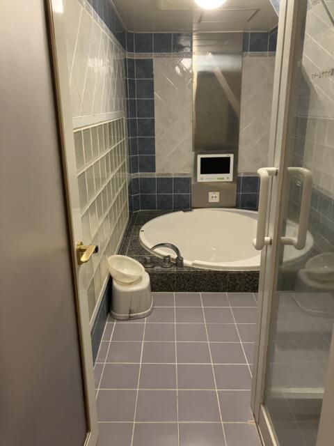 ホテル アシーナ(千葉市花見川区/ラブホテル)の写真『407 洗面室からの浴室』by festa9