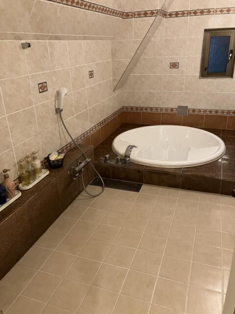 ホテル アシーナ(千葉市花見川区/ラブホテル)の写真『408 洗面室からの浴室』by festa9
