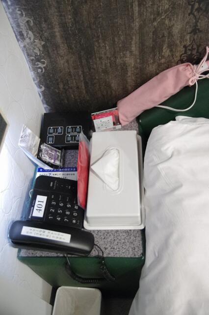 HOTEL ストーリー(台東区/ラブホテル)の写真『401号室　ベッドサイドの備品類』by マーケンワン