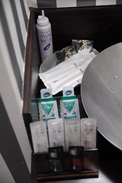HOTEL ストーリー(台東区/ラブホテル)の写真『401号室　洗面台のアメニティ』by マーケンワン