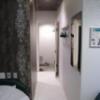 HOTEL ストーリー(台東区/ラブホテル)の写真『401号室　玄関への通路』by マーケンワン