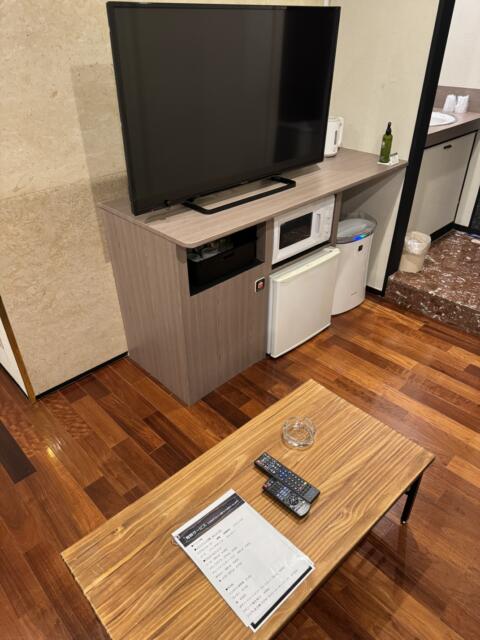 HOTEL grandir(ｸﾞﾗﾝﾃﾞｨｰﾙ)(横浜市南区/ラブホテル)の写真『603号室　テレビとテーブル』by ニーソ