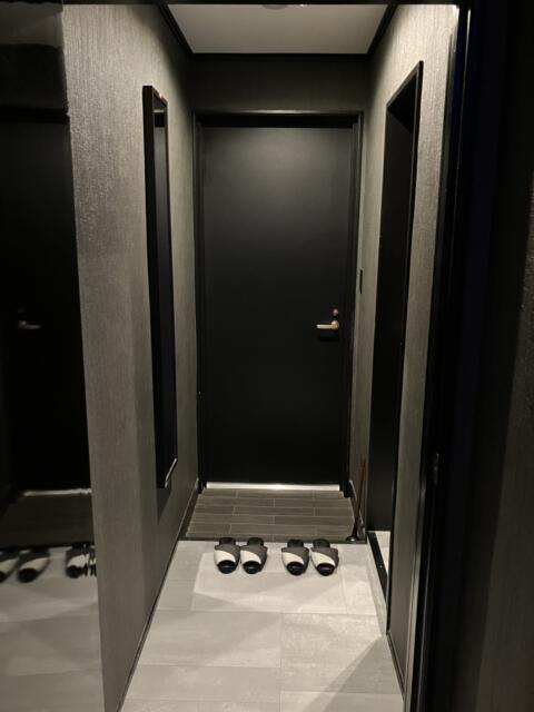 HOTEL CARAT(さいたま市大宮区/ラブホテル)の写真『305号室 入口』by サトナカ