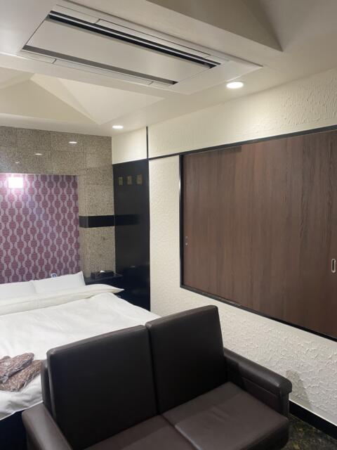 HOTEL C-PLUS(行田市/ラブホテル)の写真『202号室(左手前から奥)』by こねほ