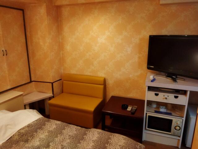 ホテル ワールド(豊島区/ラブホテル)の写真『305号室 椅子とテーブル』by Scofield
