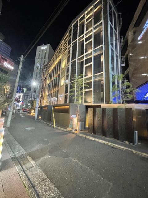 HOTEL SENSE(センス)(新宿区/ラブホテル)の写真『夜の外観』by ぴろりん
