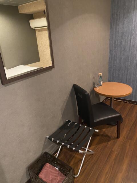 池袋グランドホテル(豊島区/ラブホテル)の写真『903号室　テーブル＆ミラー』by たんげ8008