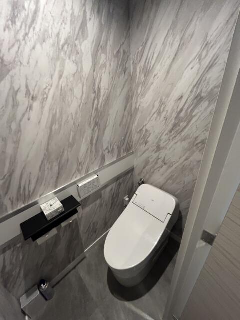 HOTEL VARKIN 池袋西口店(豊島区/ラブホテル)の写真『802号室トイレ』by 無法松
