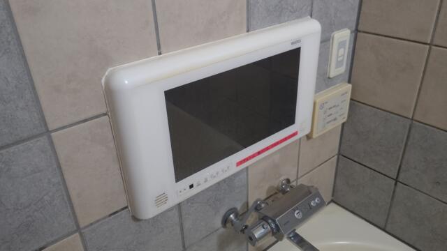 ホテル　シュガー(台東区/ラブホテル)の写真『111号室、浴室テレビ』by Sparkle