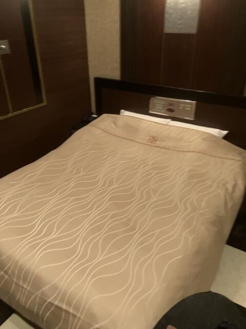 AKAIKUTSU(横浜市中区/ラブホテル)の写真『303号室　ベッド①』by hireidenton