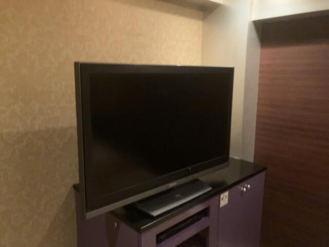 AKAIKUTSU(横浜市中区/ラブホテル)の写真『303号室　テレビ』by hireidenton