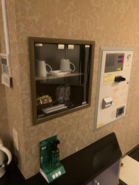 AKAIKUTSU(横浜市中区/ラブホテル)の写真『303号室　食器棚と自動精算機』by hireidenton