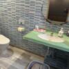 HOTEL The AMERICAN(アメリカン)(江戸川区/ラブホテル)の写真『205号室、トイレと洗面台 風呂は写真右側』by ネコシ