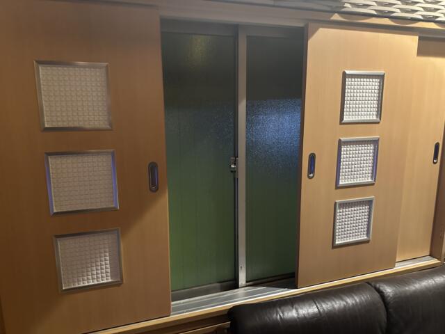 HOTEL The AMERICAN(アメリカン)(江戸川区/ラブホテル)の写真『205号室、窓は2箇所ありますが、どちらも曇りガラスです』by ネコシ