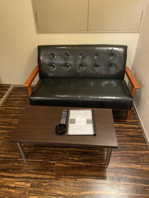HOTEL CORE 池袋(豊島区/ラブホテル)の写真『405号室(テーブル、ソファ)』by こねほ