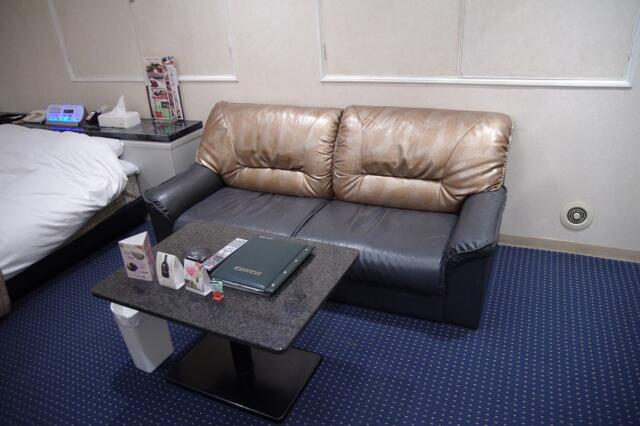 HOTEL IKOI(イコイ)(川口市/ラブホテル)の写真『108号室　ソファーとテーブル』by マーケンワン