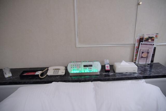 HOTEL IKOI(イコイ)(川口市/ラブホテル)の写真『108号室　枕元の設備類』by マーケンワン