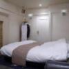 HOTEL IKOI(イコイ)(川口市/ラブホテル)の写真『108号室　ソファー位置から奥の水まわり方向』by マーケンワン