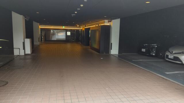 HOTEL ELDIA(エルディア) 町田店(横浜市旭区/ラブホテル)の写真『建物下、駐車場です。(23,11)』by キジ