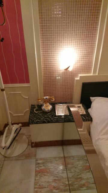 HOTEL TIFFARD（ティファード）(新宿区/ラブホテル)の写真『307号室、ベッドサイドに電話と制御BOX』by ビデ三郎