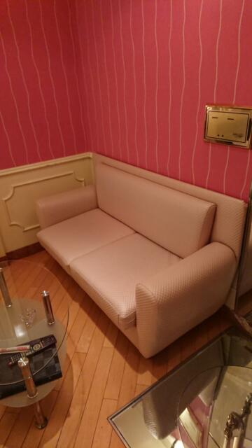HOTEL TIFFARD（ティファード）(新宿区/ラブホテル)の写真『307号室、ソファーとテーブル』by ビデ三郎