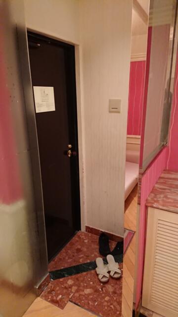 HOTEL TIFFARD（ティファード）(新宿区/ラブホテル)の写真『307号室、入口。内側にガラス扉あり』by ビデ三郎