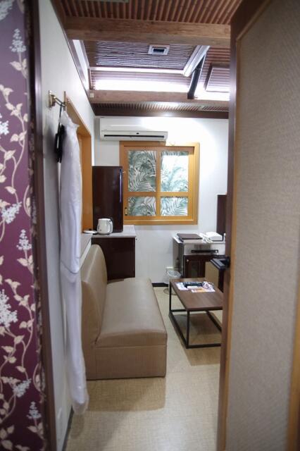 マナ・ハウス(蕨市/ラブホテル)の写真『207号室　入口からの景色』by マーケンワン