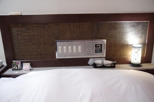 マナ・ハウス(蕨市/ラブホテル)の写真『207号室　枕元の設備類』by マーケンワン