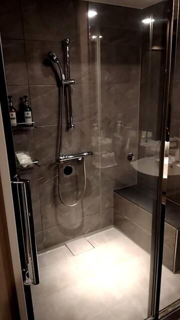 FABULOUS(ファビュラス)(立川市/ラブホテル)の写真『503号室（浴室はシャワーのみ。扉は透明ガラス）』by ＪＷ