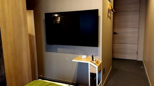 FABULOUS(ファビュラス)(立川市/ラブホテル)の写真『503号室（ベッド上から。テレビ左側に冷蔵庫等）』by ＪＷ