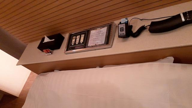 NUDA（ヌーダ） by H-SEVEN(横浜市中区/ラブホテル)の写真『205号室、ベッド脇のパネル。有線はなし』by 春風拳