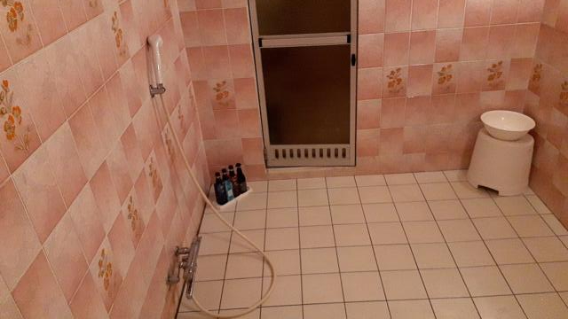 NUDA（ヌーダ） by H-SEVEN(横浜市中区/ラブホテル)の写真『205号室、浴室(バスタブから入り口を臨む)。とにかく、洗い場が無駄に広い』by 春風拳