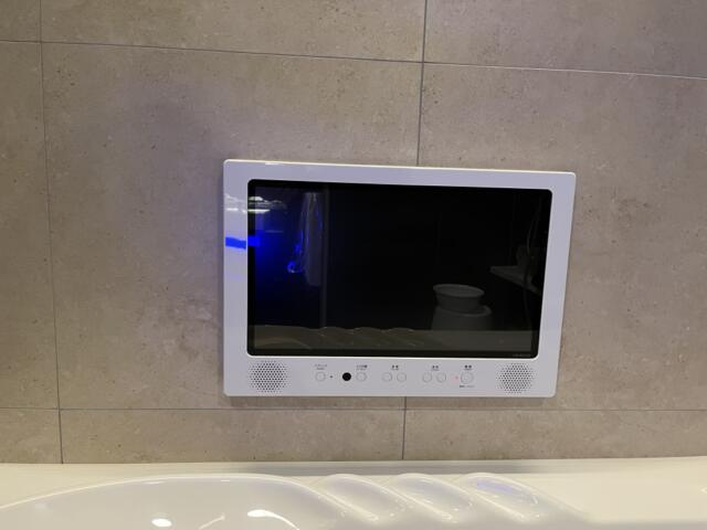 HOTEL AMAN(アマン)(浜松市/ラブホテル)の写真『209号室　浴室TV』by ま〜も〜る〜