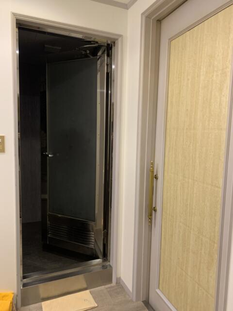 愛麒麟（アイキリン）(大阪市/ラブホテル)の写真『405号室　入って正面がお風呂、右手にトイレ、左手にベッドルームがあります』by PINK SCORPION