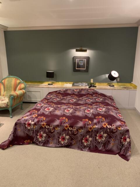 愛麒麟（アイキリン）(大阪市/ラブホテル)の写真『405号室　ベッドルーム　ダブルベッドのとなりにソファとテーブル』by PINK SCORPION