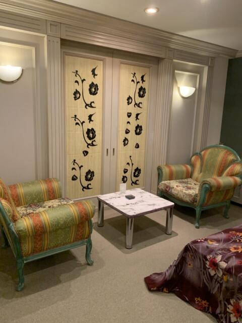 愛麒麟（アイキリン）(大阪市/ラブホテル)の写真『405号室　ベッドの隣のソファとテーブル』by PINK SCORPION