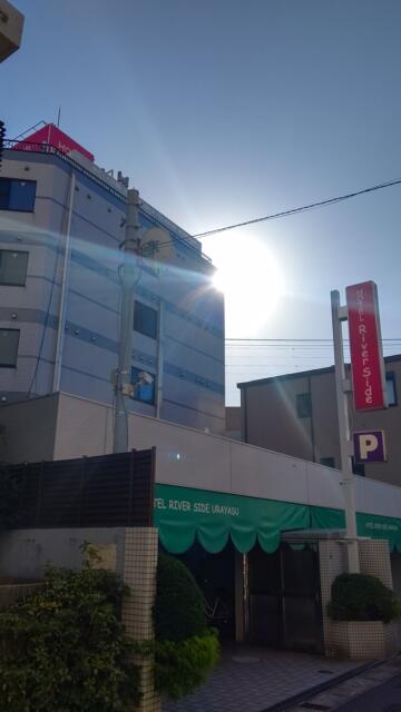 ホテル リバーサイド(浦安市/ラブホテル)の写真『昼の外観です。(23,12)』by キジ